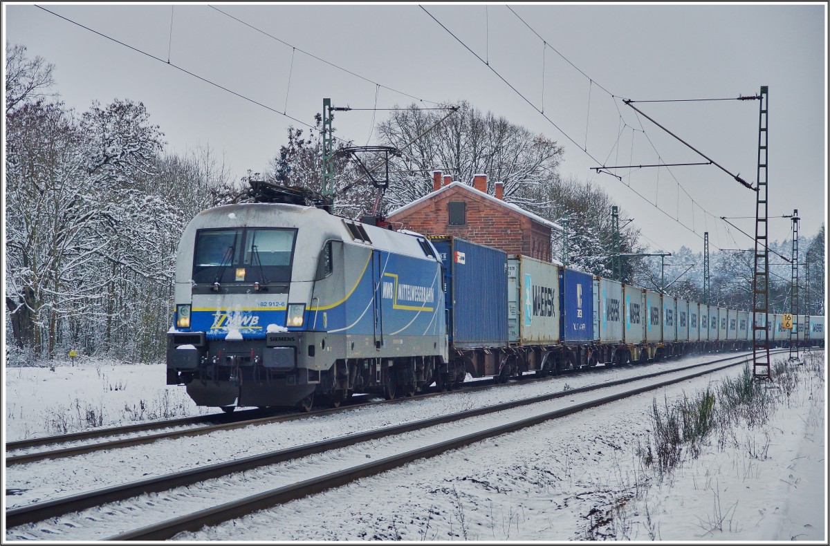 182 912-6 von MWB ist hier in Vollmerz mit einen Containerzug am 19.01.16 zu sehen.