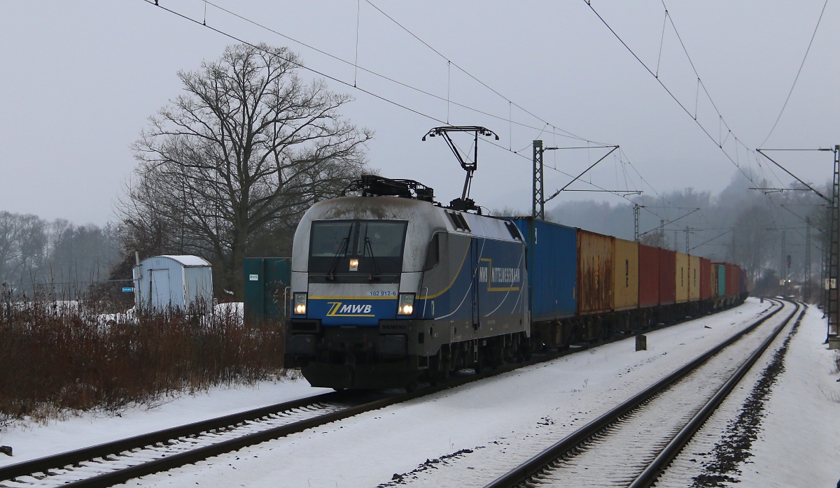 182 912-6 der MWB/EVB mit Containerzug in Fahrtrichtung Norden. Aufgenommen am 29.01.2014 in Wehretal-Reichensachsen.