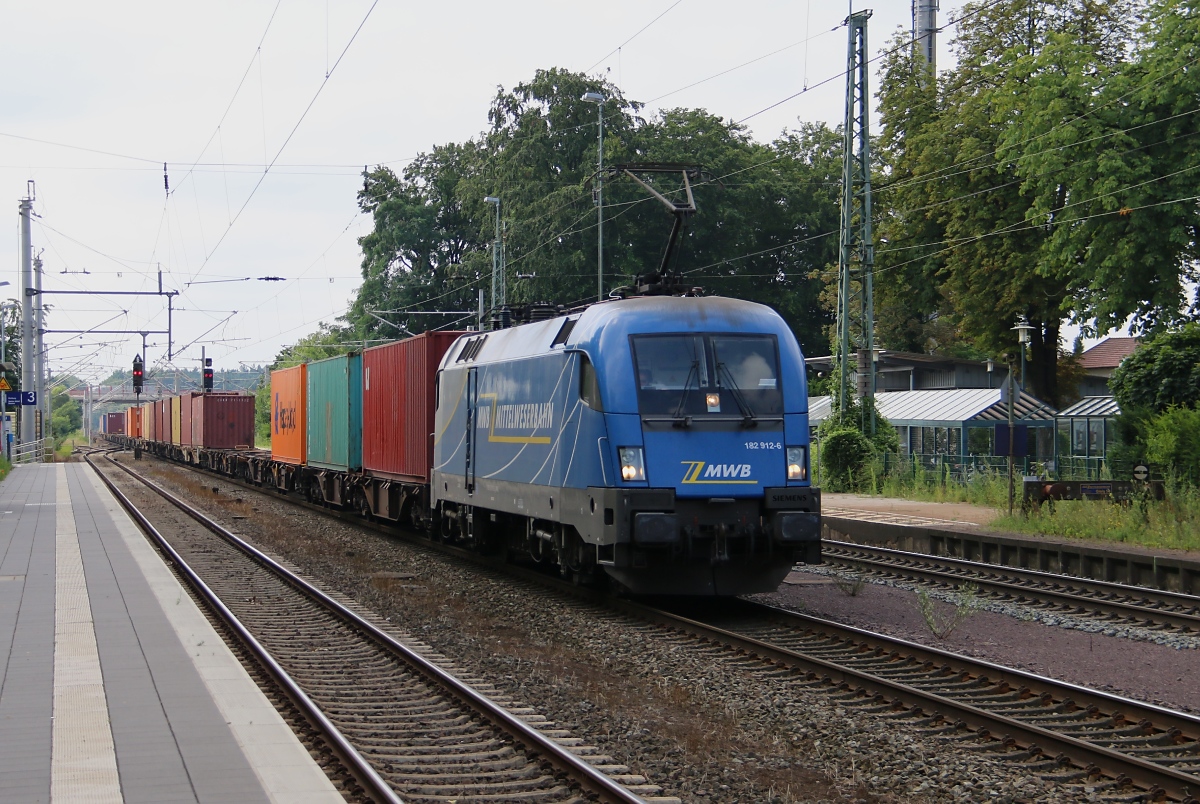 182 912-6 der MWB/EVB mit Containerzug in Fahrtrichtung Norden. Aufgenommen in Eystrup am 22.04.2014.