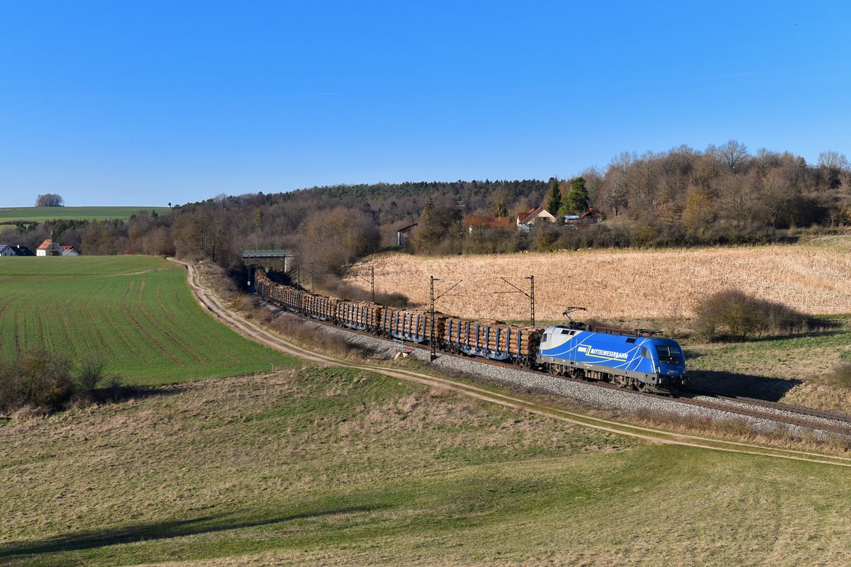 182 912 mit einem Holzzug am 22.03.2019 bei Edlhausen. 