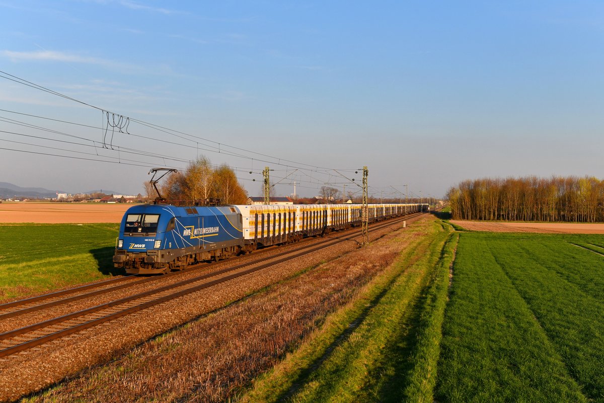182 912 mit einem Holzzug am 03.04.2019 bei Stephansposching. 