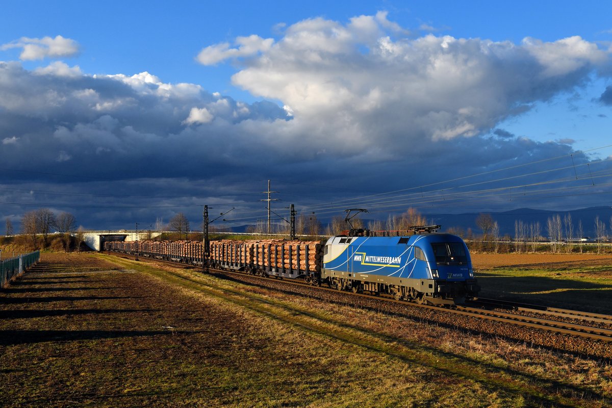 182 912 mit einem Holzzug am 08.03.2019 bei Plattling. 