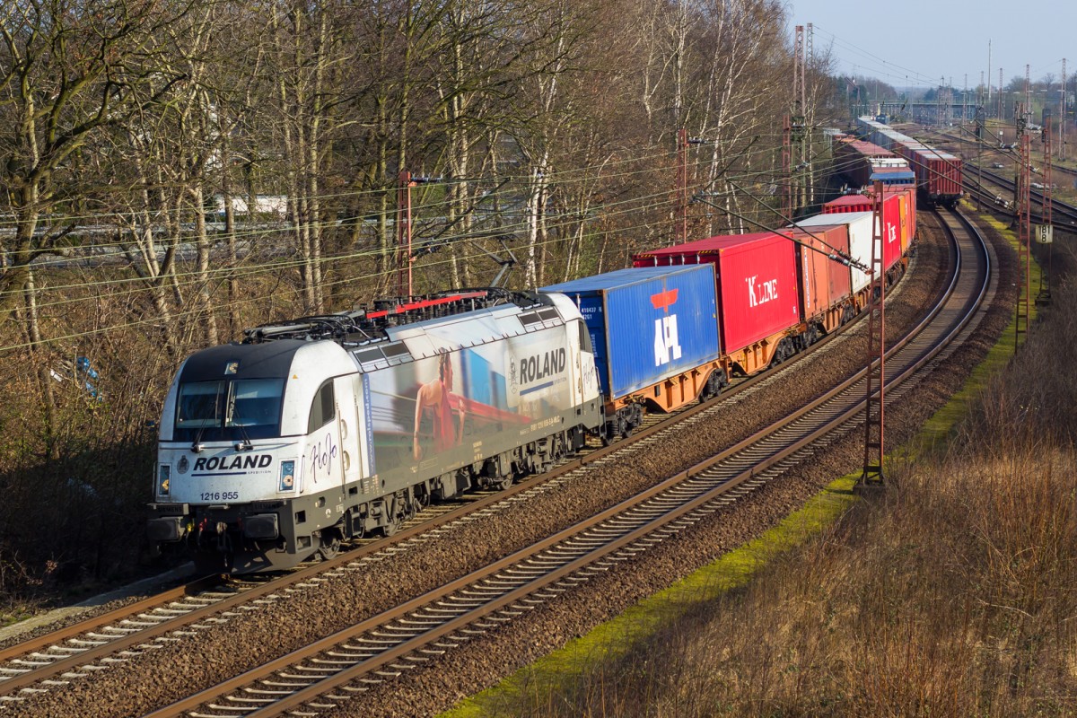 182-955-5 in Werbelackierung zieht ihren Containerzug in Richtung Bremerhaven. 29.3.14