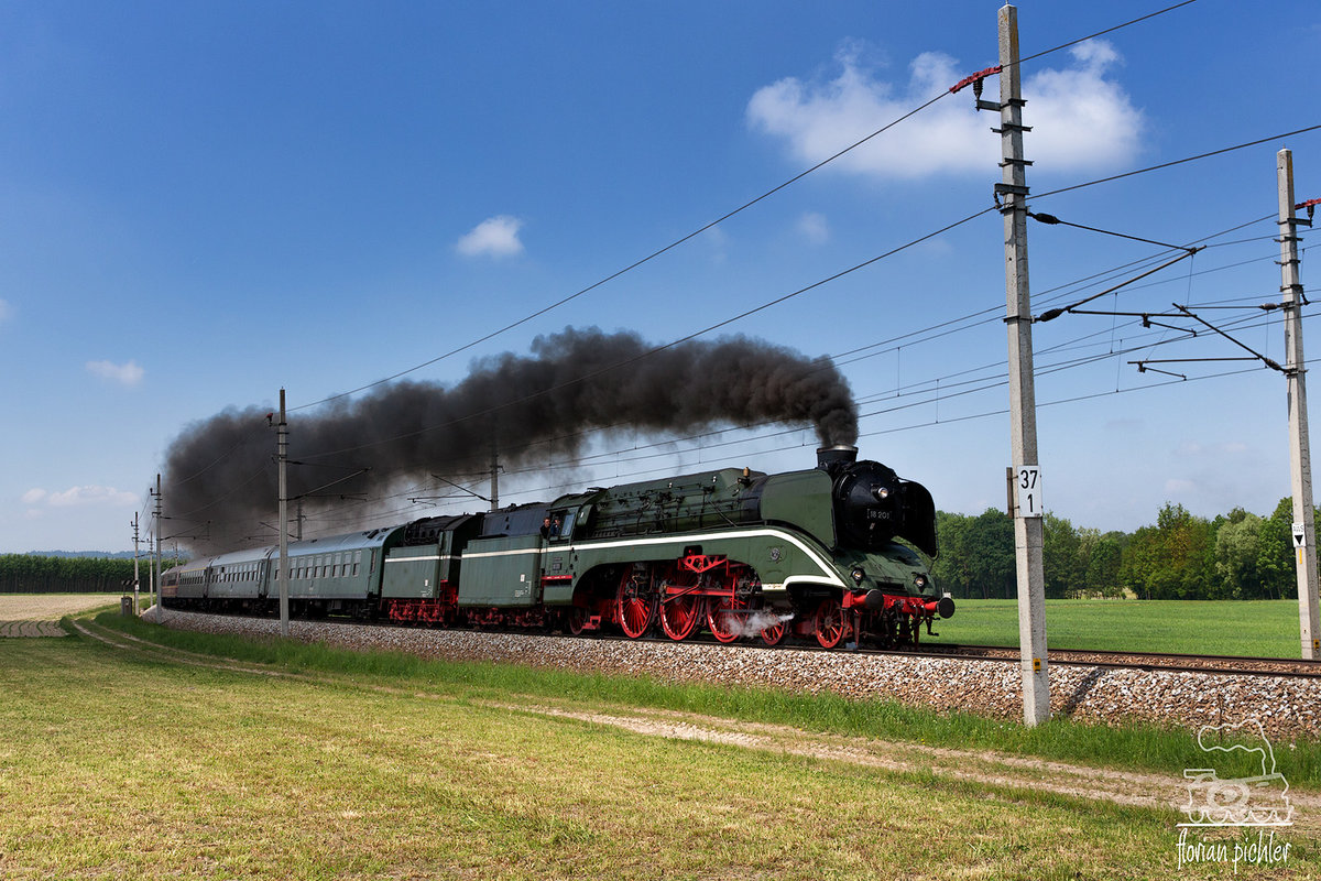 18.201 bringt den Sonderzug nach Wien. 
11.05.2018 - Kumpfmühl