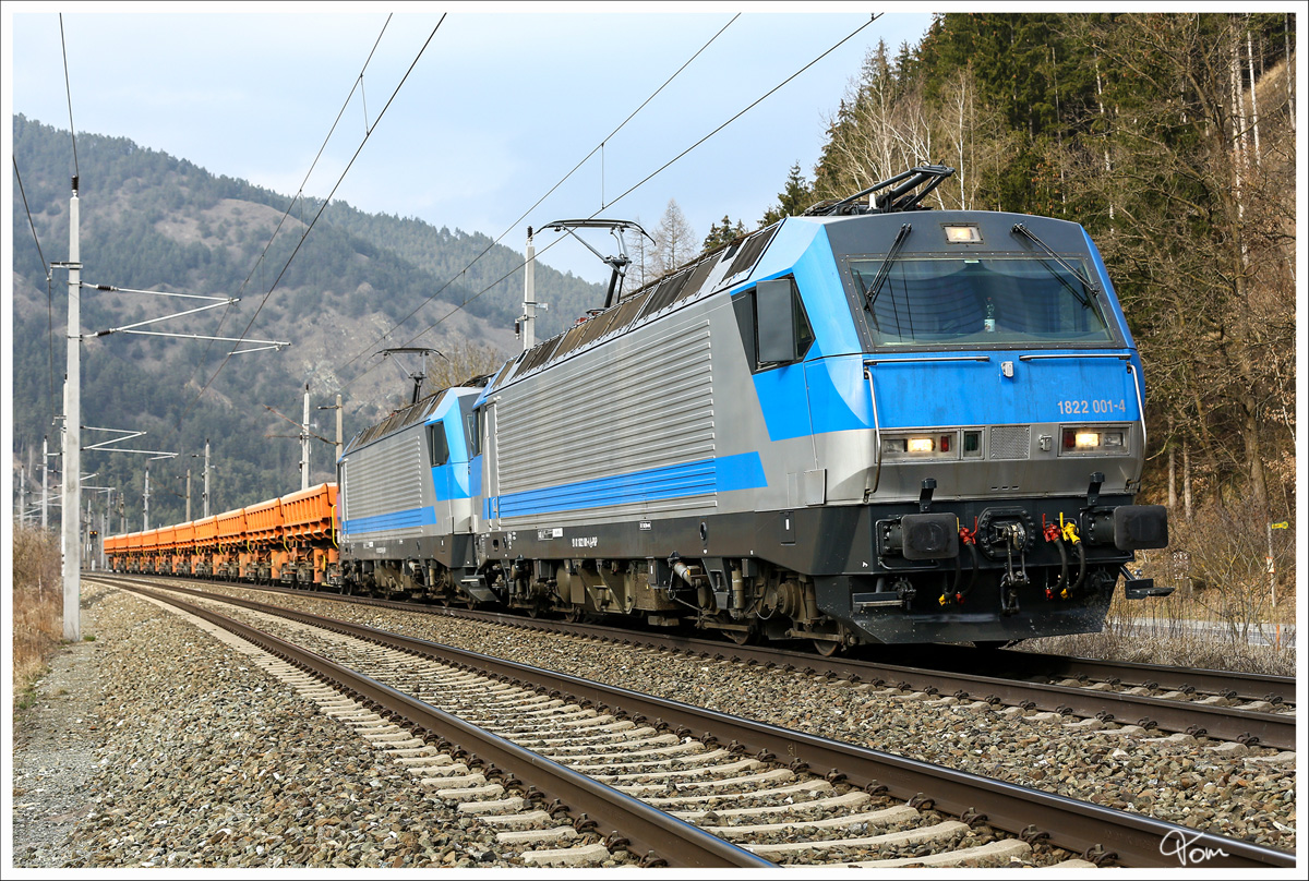 1822 001 + 1822 004 ziehen einen Schotterzug von Preg nach Klagenfurt. 
St.Lorenzen  21_03_2016