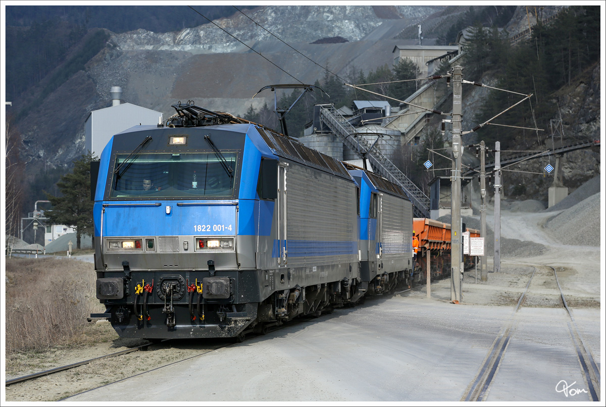 1822 001 + 1822 004 beim Beladen von Schotter in Preg.
LG an das Lokpersonal :O)
21_03_2016
