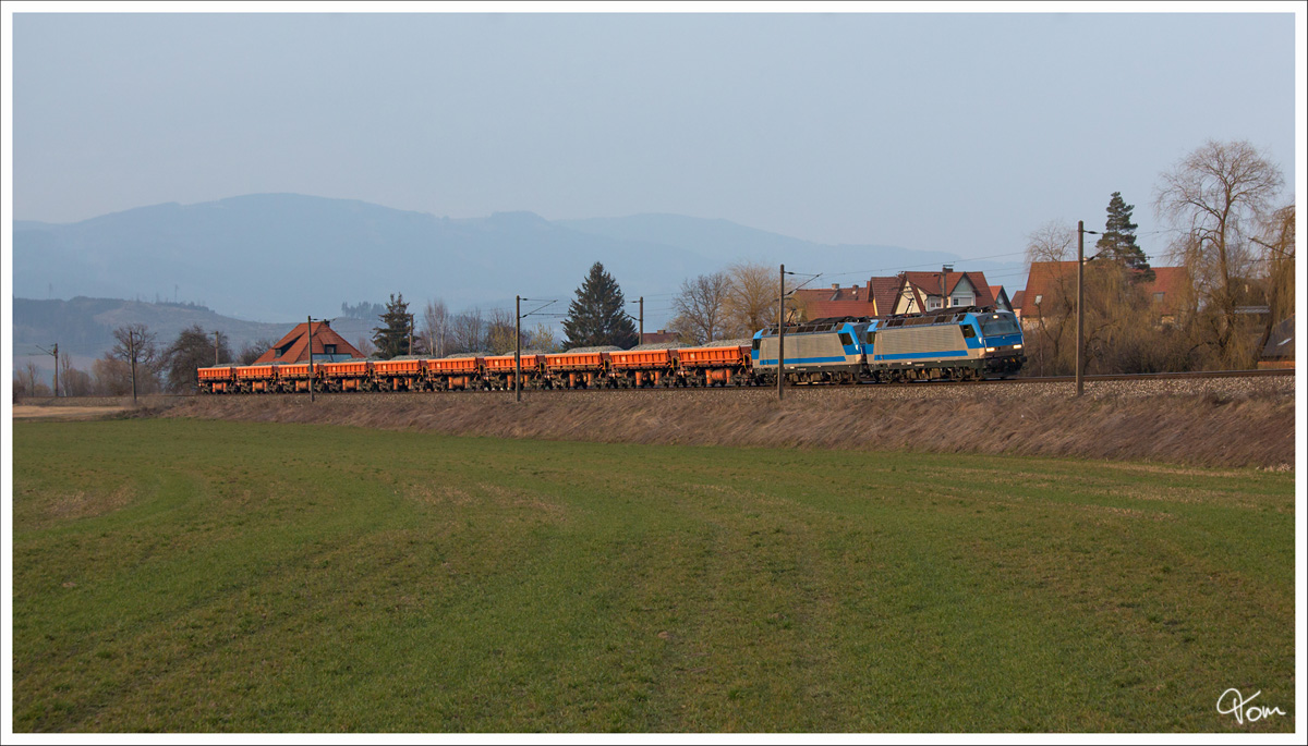 1822 001 + 1822 004 ziehen einen Schotterzug von Preg nach Klagenfurt. 
St.Margarethen 21_03_2016