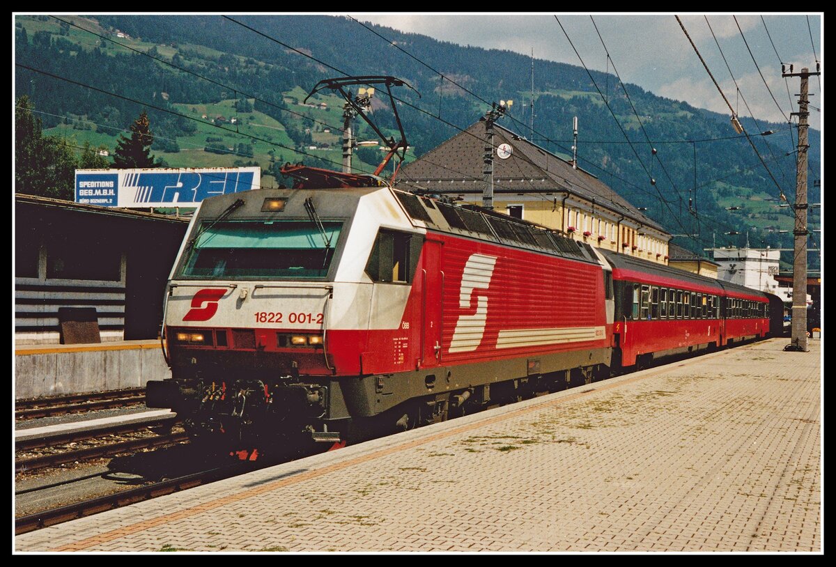 1822 001 steht am 22.08.2000 mit R4604 in Lienz bereit.