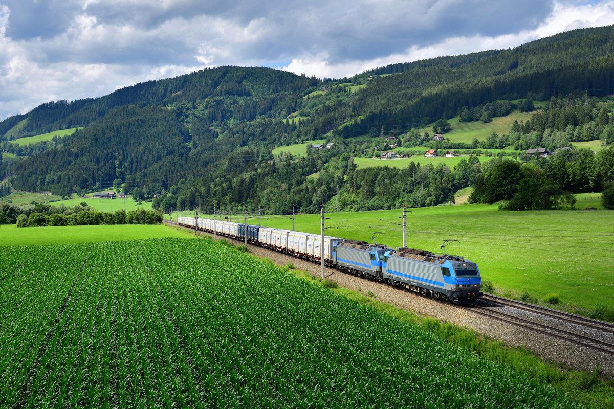 1822 004 + 1822 001 mit einem Güterzug am 21.07.2020 bei Trieben.