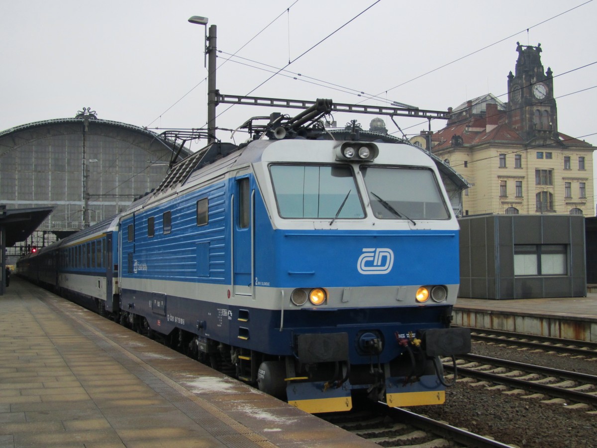 18.2.2015 10:20 ČD 151 001-5 mit dem EC 111 nach Warszawa Wschodnia bei der Ausfahrt aus dem Startbahnhof Praha hl.n.