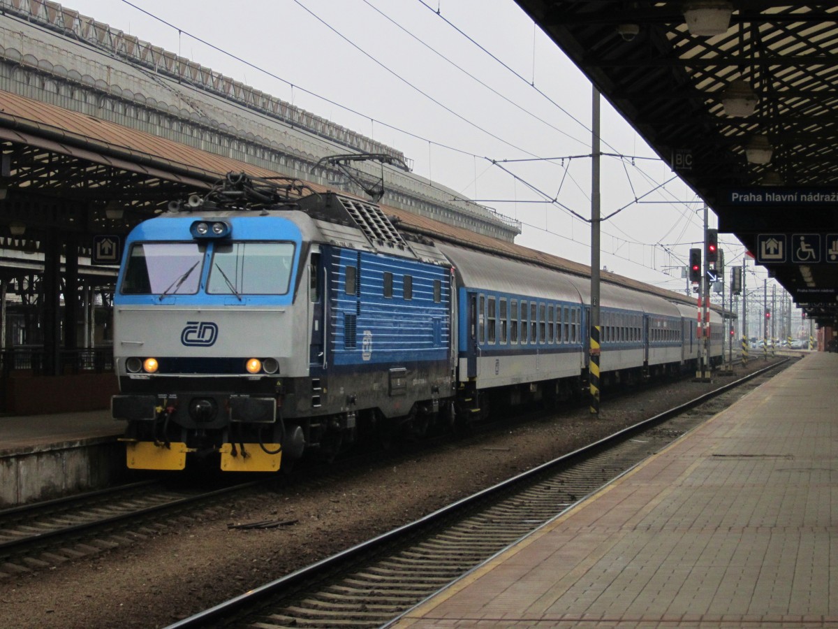 18.2.2015 10:23 ČD 151 004-9 mit einem Schnellzug (R) aus Cheb bei der Ankunft im Endbahnhof Praha hl.n.