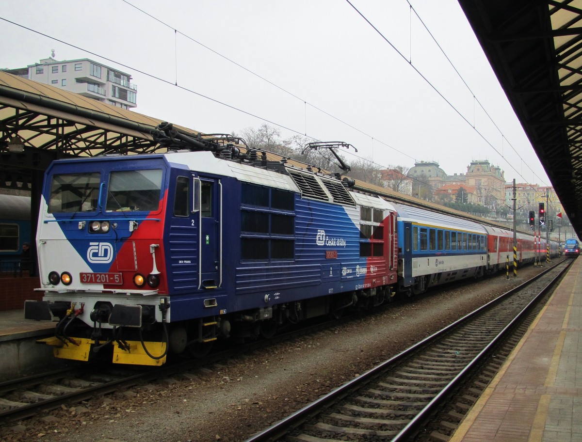 18.2.2015 10:29 ČD 371 201-5 mit dem EC 378 aus Bratislava hl.st. nach Stralsund Hbf nach dem Richtungswechsel in Praha hl.n. In Dresden Hbf erfolgt dann der nächste Lokwechsel.