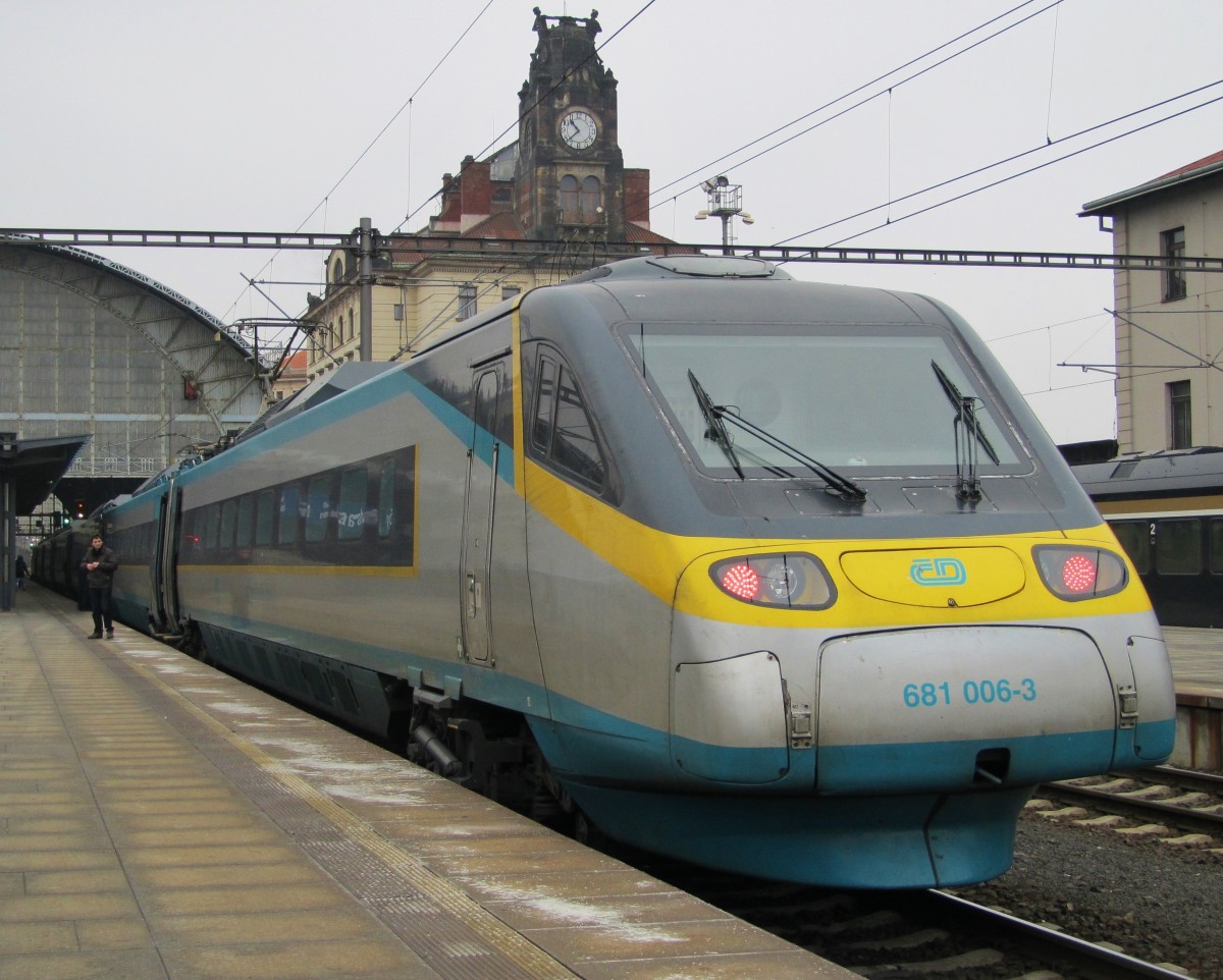 18.2.2015 10:38 ČD 681/682 006-3  Pendolino  als SuperCity (SC) 512 aus Bohumín nach Františkovy Lázně beim Zwischenhalt in Praha hl.n..
