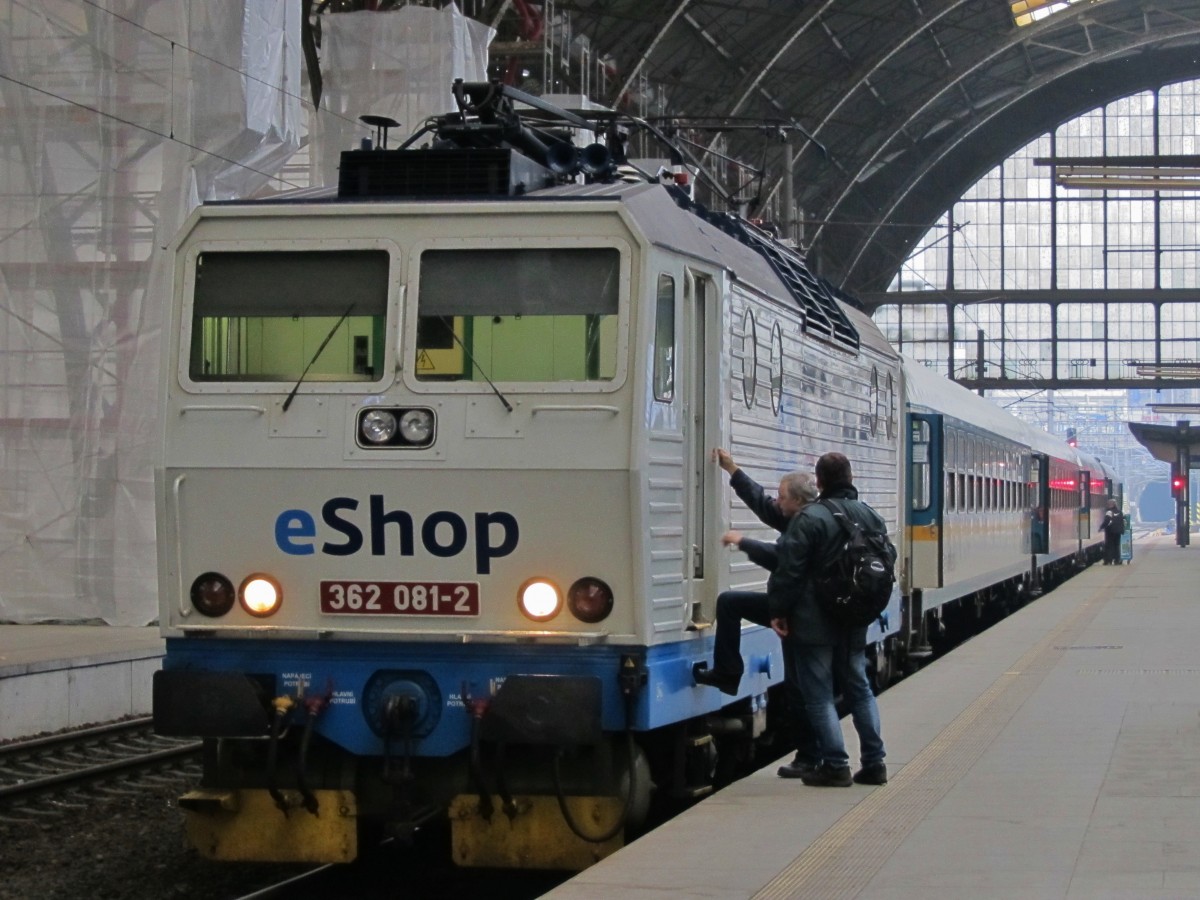 18.2.2015 10:46 ČD 362 081-2 mit dem ALX aus München Hbf kurz nach der Ankunft im Endbahnhof Praha hl.n. Es folgte die Lokübergabe und der Zug wurde anschließend außerhalb des Hauptbahnhofs abgestellt.