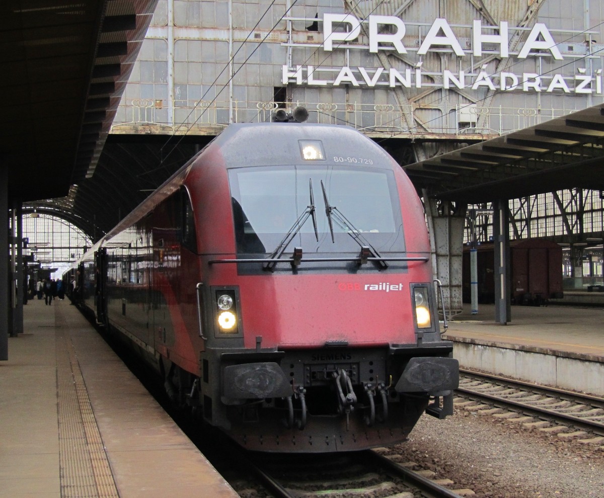 18.2.2015 11:22 ÖBB Steuerwagen 80-90 729 an der Spitze des Railjet 70 aus Wien Hbf in Praha hl.n.. Die Wagengarnitur wird nach kurzem Aufenthalt abgestellt, um später als Railjet nach Graz Hbf zu fahren.
