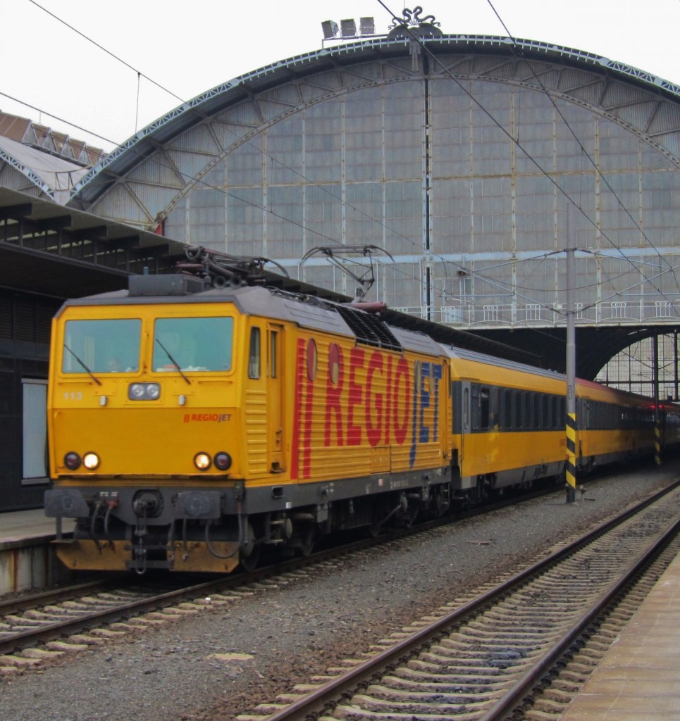 18.2.2015 11:48 113 der RegioJet Privatbahn mit RegioJet (im Fahrplan als IC deklariert) nach Havířov bei der Ausfahrt aus Praha hl.n..