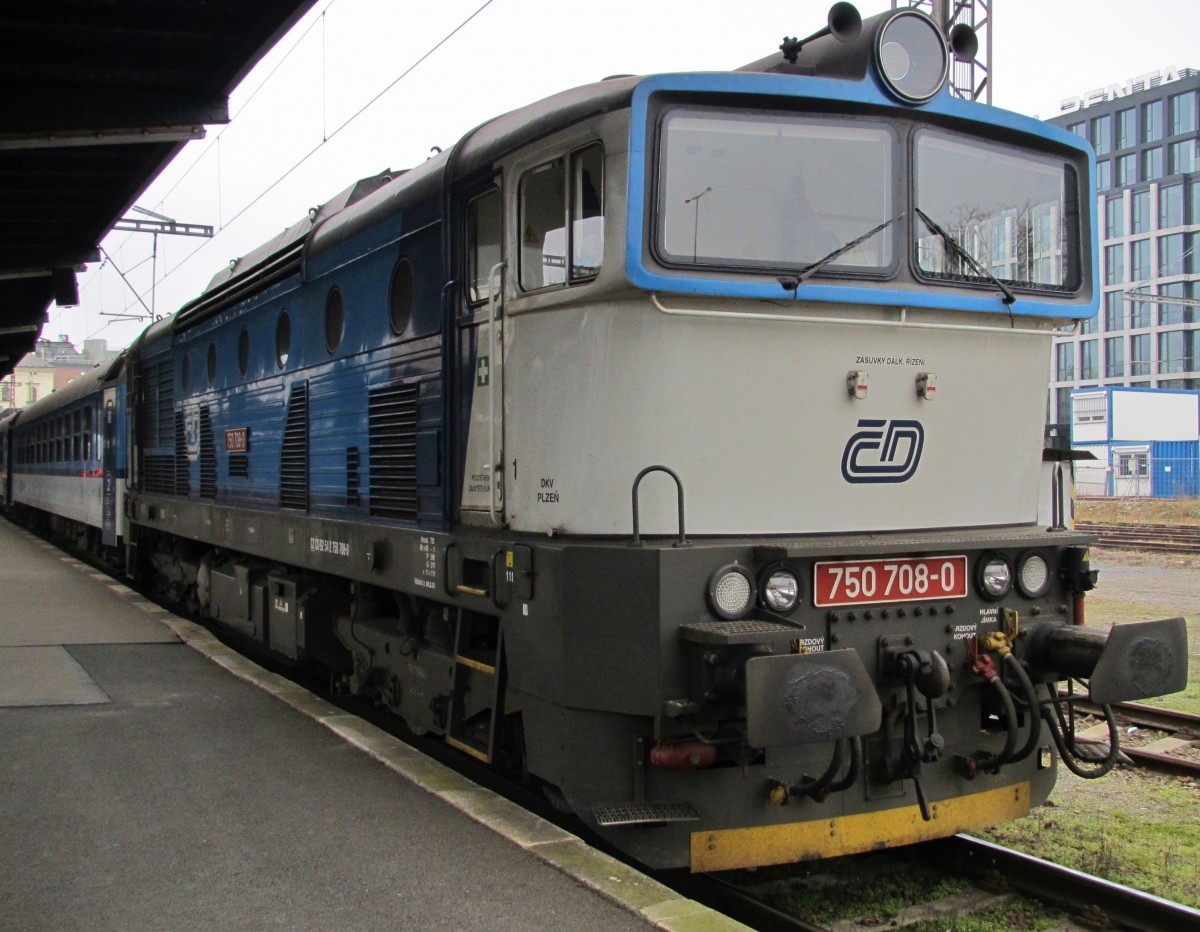 18.2.2015 12:18 ČD 750 708-0 mit einem Schnellzug (R) nach Rakovník im Startbahnhof Praha Masarykovo nádraží.