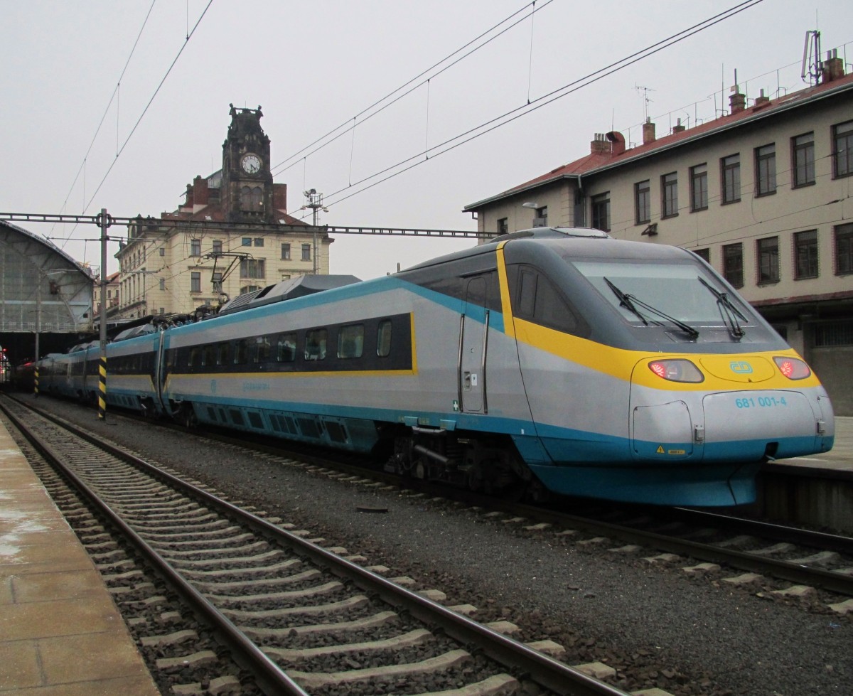 18.2.2015 16:29 ČD 681 001-4  Pendolino  als SuperCity (SC) 506 aus Ostrava hl. n. nach Cheb beim in Praha hl.n..