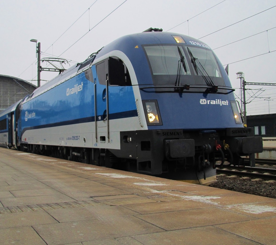 18.2.2015 16:41 ČD/ÖBB 1216 233-7 mit Railjet 371 von Praha hl.n. nach Graz Hbf im Ausgangsbahnhof.