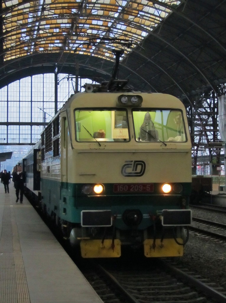 18.2.2015 16:46 ČD 150 209-5 mit einem Schnellzug (R) nach Vsetín im Startbahnhof Praha hl.n.