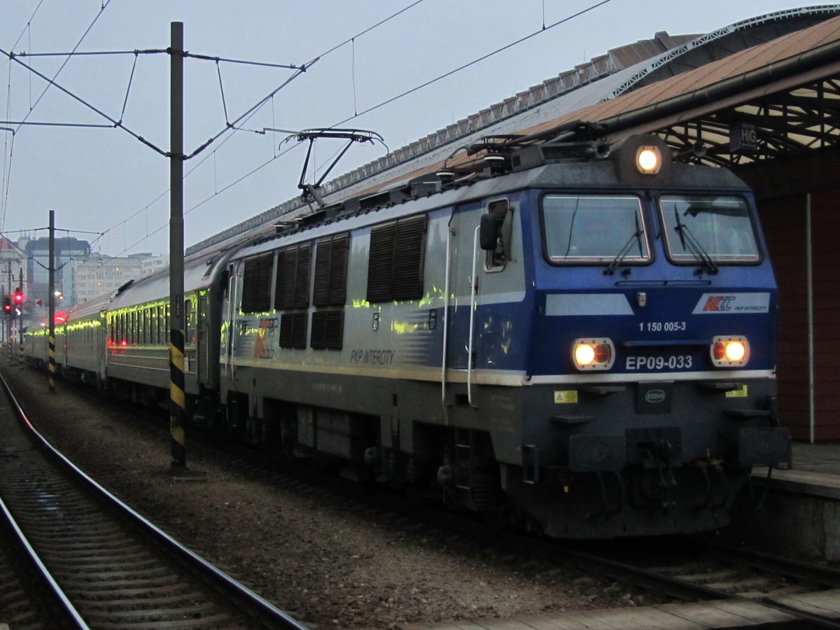 18.2.2015 17:12 PKP EP09 033 mit dem EN 405 nach Moskva Belorusskaja (Белорусский вокзал) im Startbahnhof Praha hl.n.. Planmäßige Fahrzeit für die Zug sind über 27 Stunden.