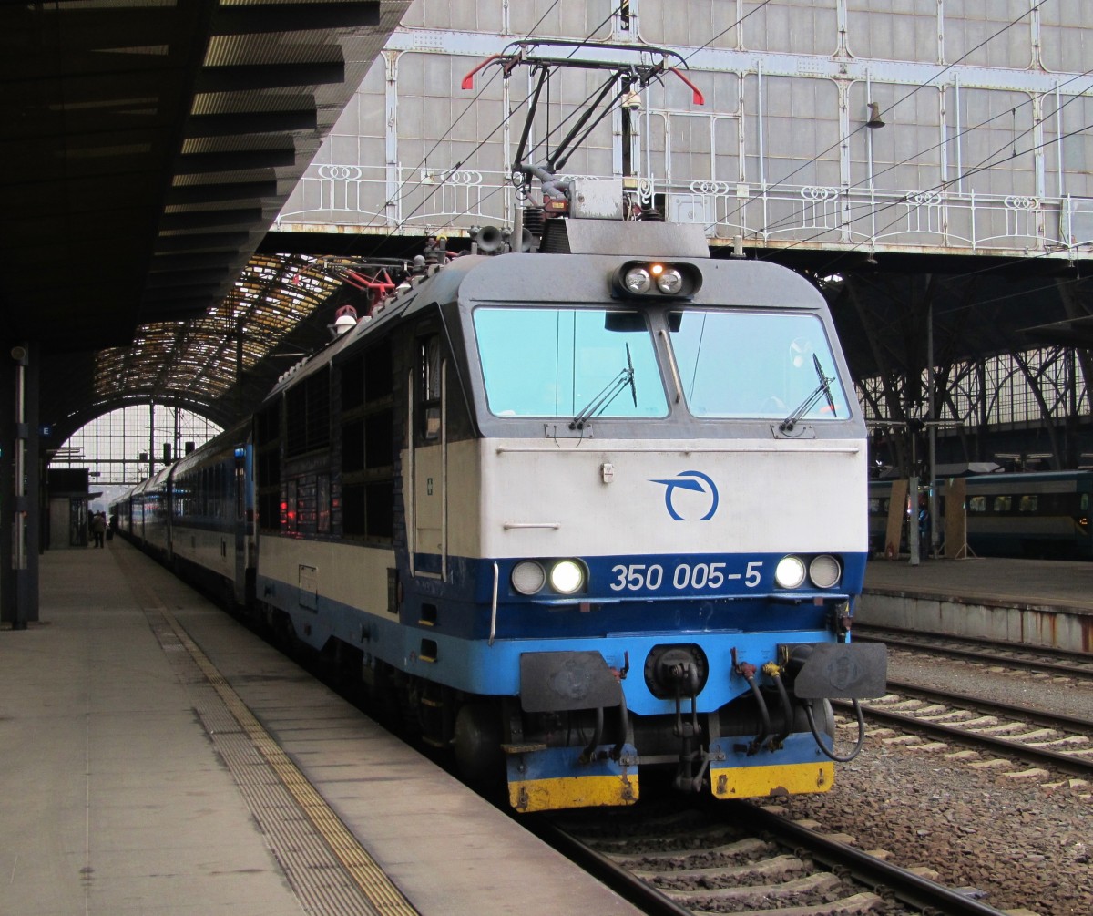 18.2.2015 9:32 ZSSK 350 005-5 mit dem EC 277 nach Budapest Keleti pályaudvar im Startbahnhof Praha hl.n..