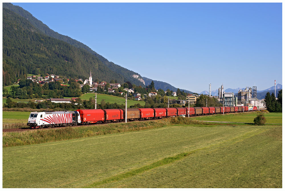 182.582, 1216.940 und 185.666 (Schiebe) mit Stahlrollenzug G47213 bei der Durchfahrt in Weissenstein (Tauernachse) am 09.09.2012.