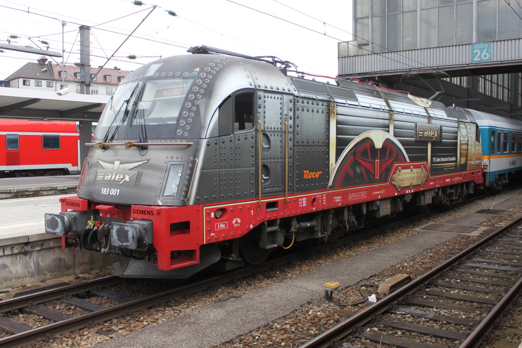 183 001-7 mit ALX 84106(München-Hof)kurz vor der Ausfahrt im Münchener Hbf.27.07.2016
