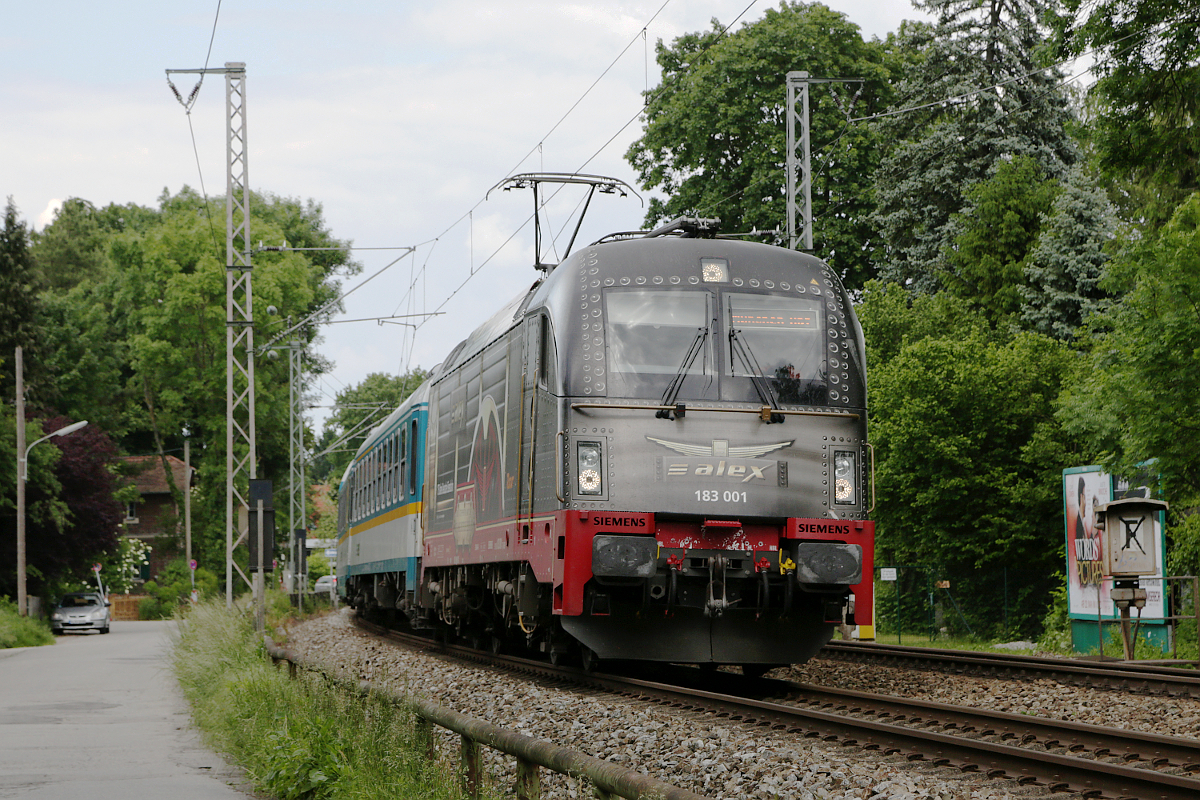 183 001 hat am 31.5.2014 mit ALX 84113 aus Hof bereits das Stadtgebiet von München erreicht. Die Wolkenlotterie ging für diese Aufnahme leider verloren.