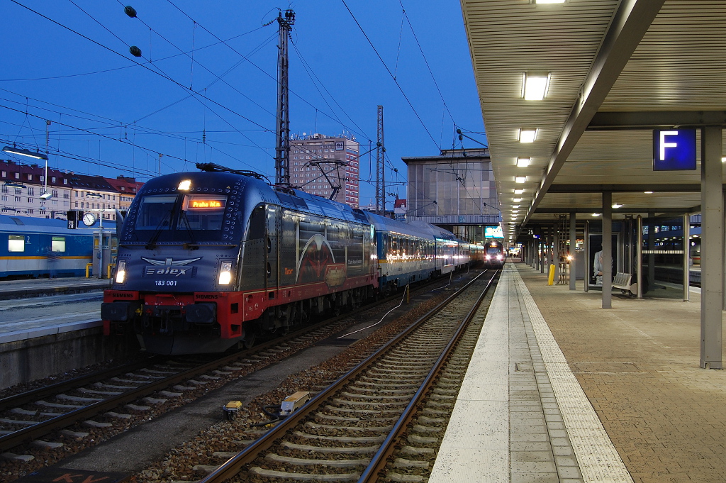 183 001 mit ALX 351 Mnchen Hbf - Praha hl.n. am 29.12.2012 in Mnchen Hbf