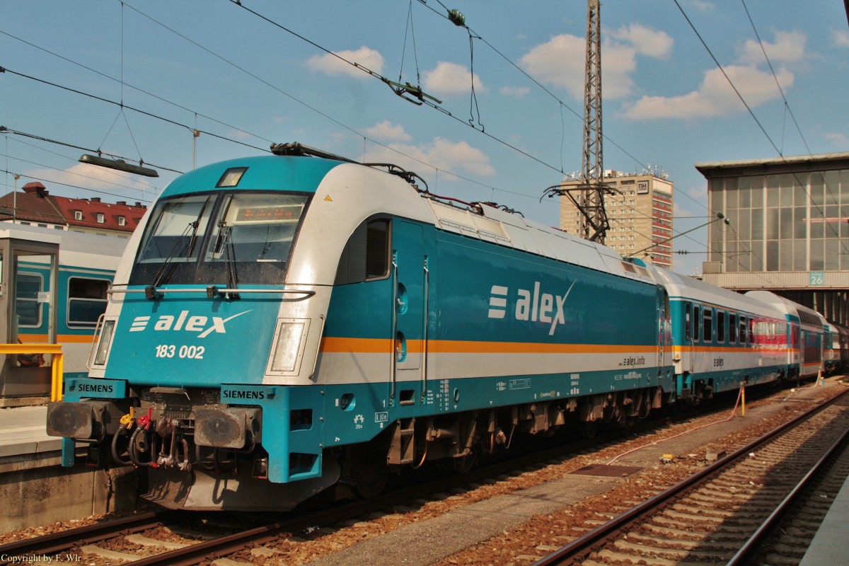 183 002 mit ALEX 351 nach Praha hl.n. am 11.07.13 in Mnchen Hbf.