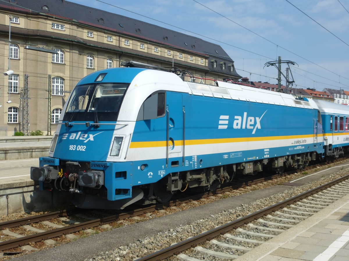 183 002 stand hier mit dem Alex von München Hbf nach Hof Hbf im Startbahnhof.
Die E-Lok wird den Zug bis Regensburg ziehn, dort übernimmt eine Diesellok der BR 223.

Fotografiert am 12.04.2014.