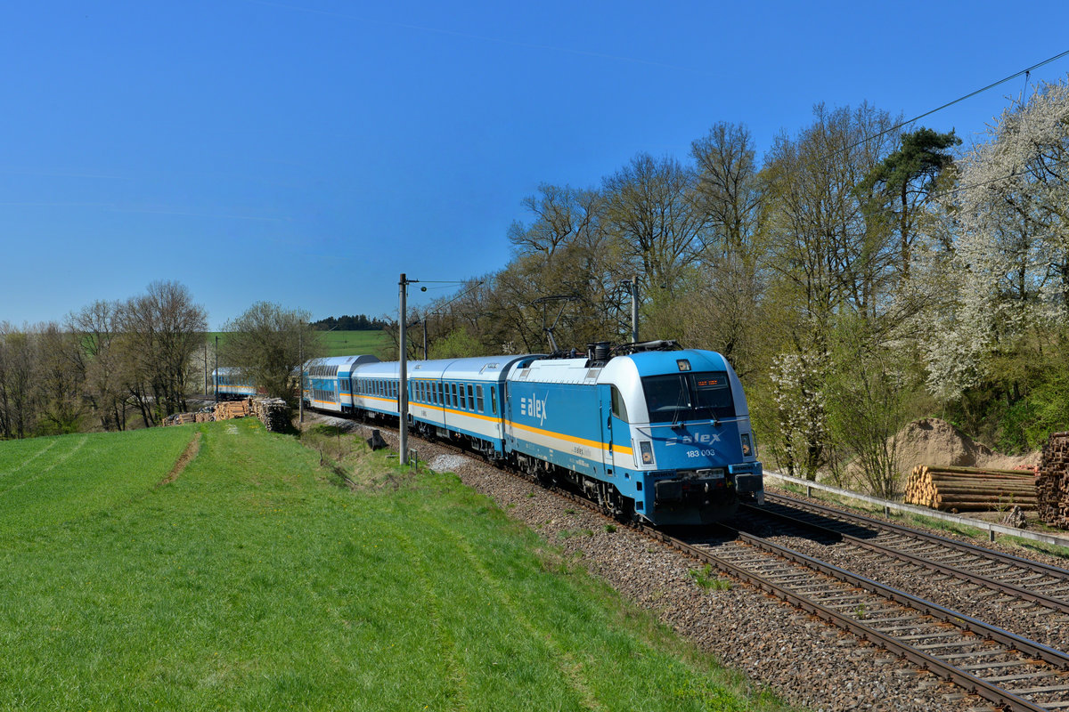 183 003 mit einem ALX am 21.04.2015 bei Artlkofen. 