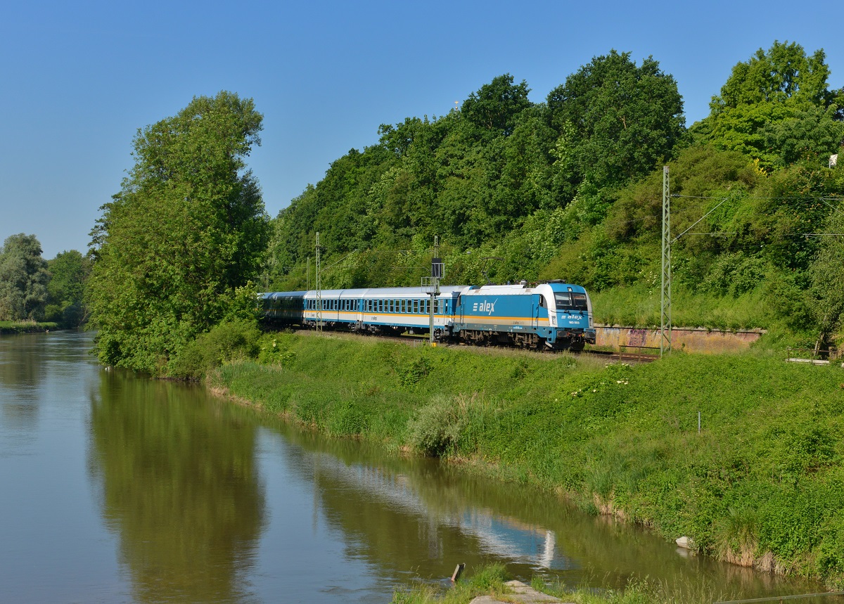 183 003 mit einem ALX am 04.06.2015 bei Volkmannsdorf. 