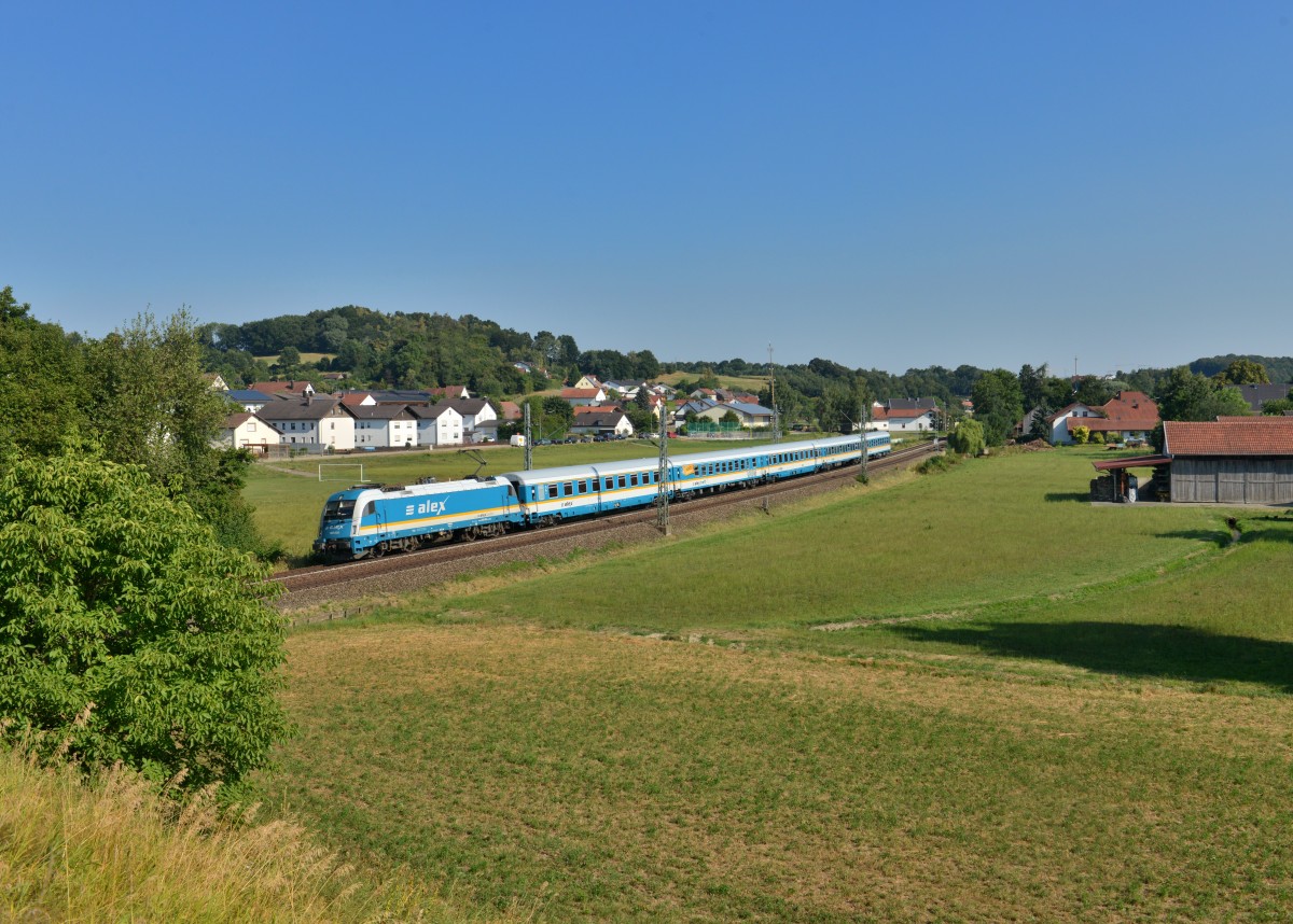 183 003 mit einem ALX am 07.08.2015 bei Ergoldsbach. 