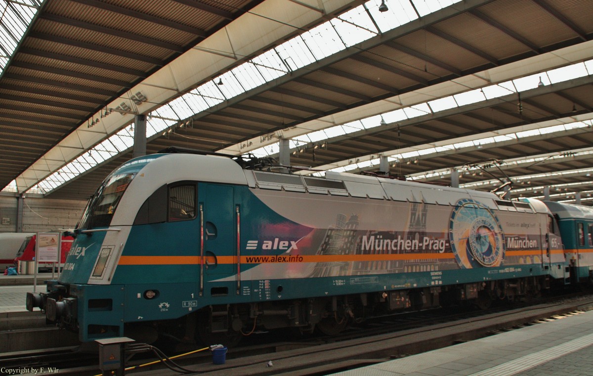 183 004 von  ALEX  mit Werbung Mnchen-Prag in Mnchen Hbf am 11.07.13.