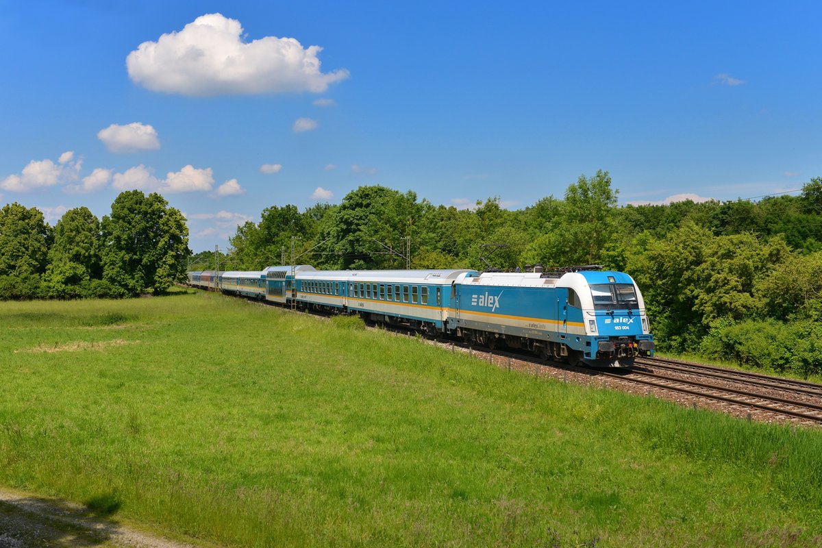 183 004 mit einem ALX am 08.06.2013 bei Feldmoching.