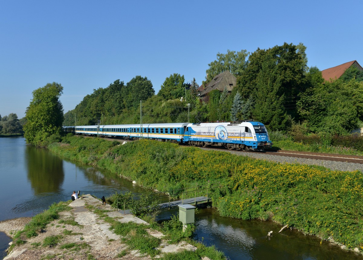 183 004 mit einem ALX nach Hof am 07.09.2013 bei Moosburg.
