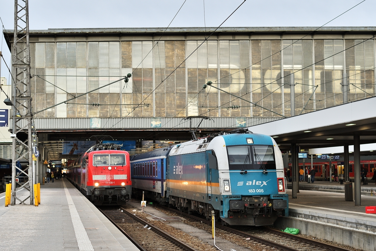 183 005 und 111 130 standen am 4. März 2019 abfahrbereit mit ihren Zügen in München Hbf.