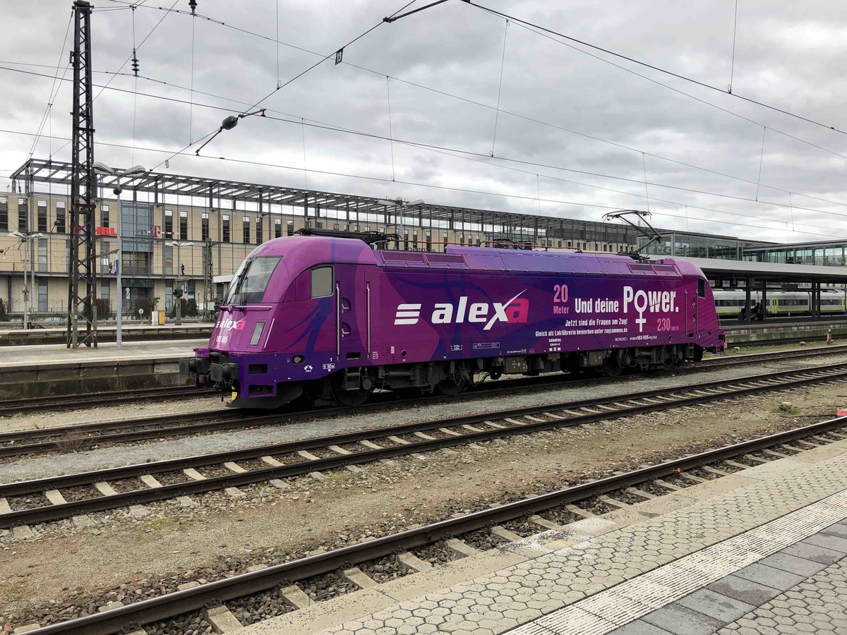 183 005 der Länderbahn GmbH am 11.03.2020 gegen 14:25 auf Gleis 3 im Regensburger Hauptbahnhof. Hier trägt die Lok die neue ALEXA-Lackierung.