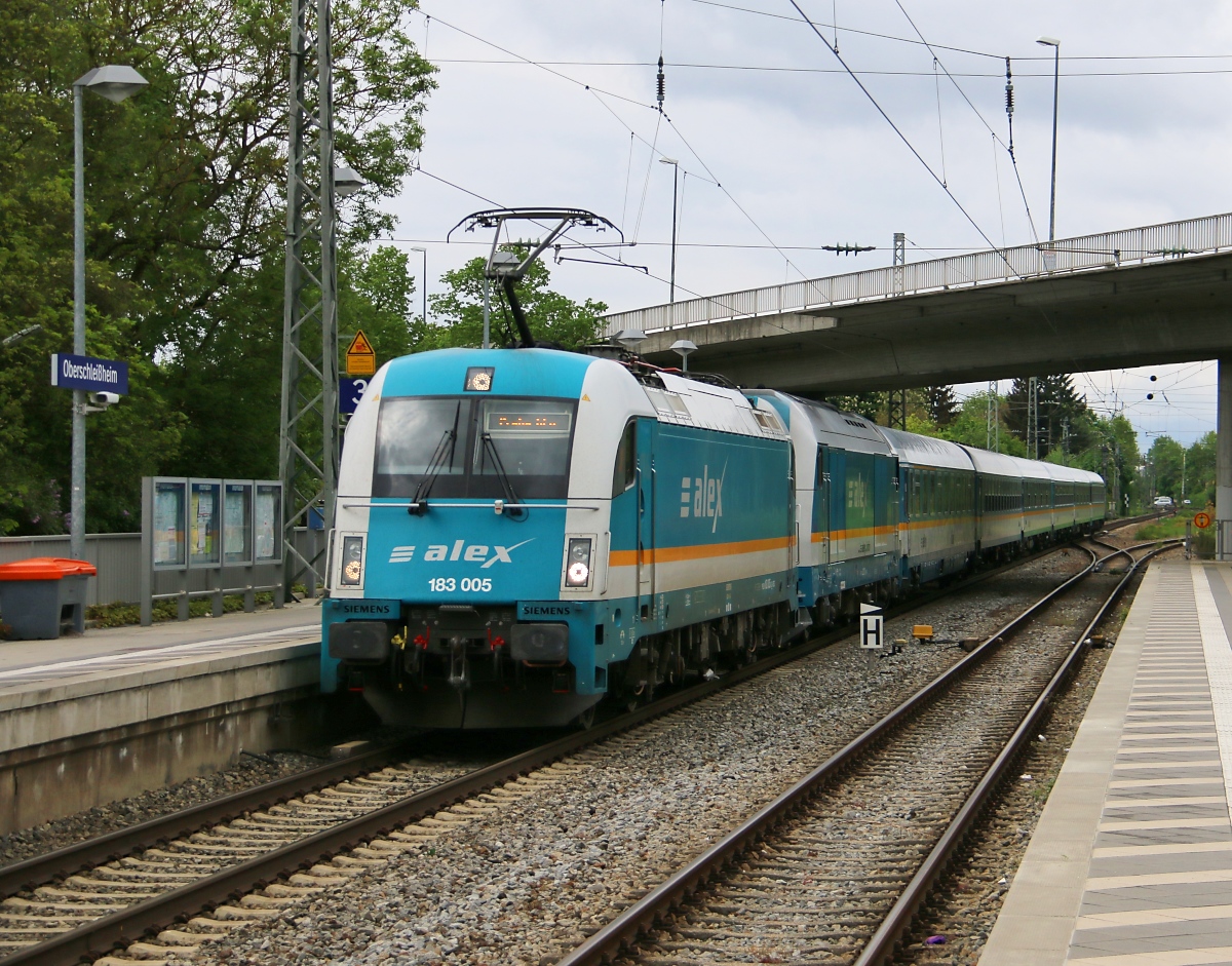 183 005 mit der Wagenlok 223 072-0 und Alex aus Richtung München Hbf. Aufgenommen am 09.05.2015 in Oberschleißheim