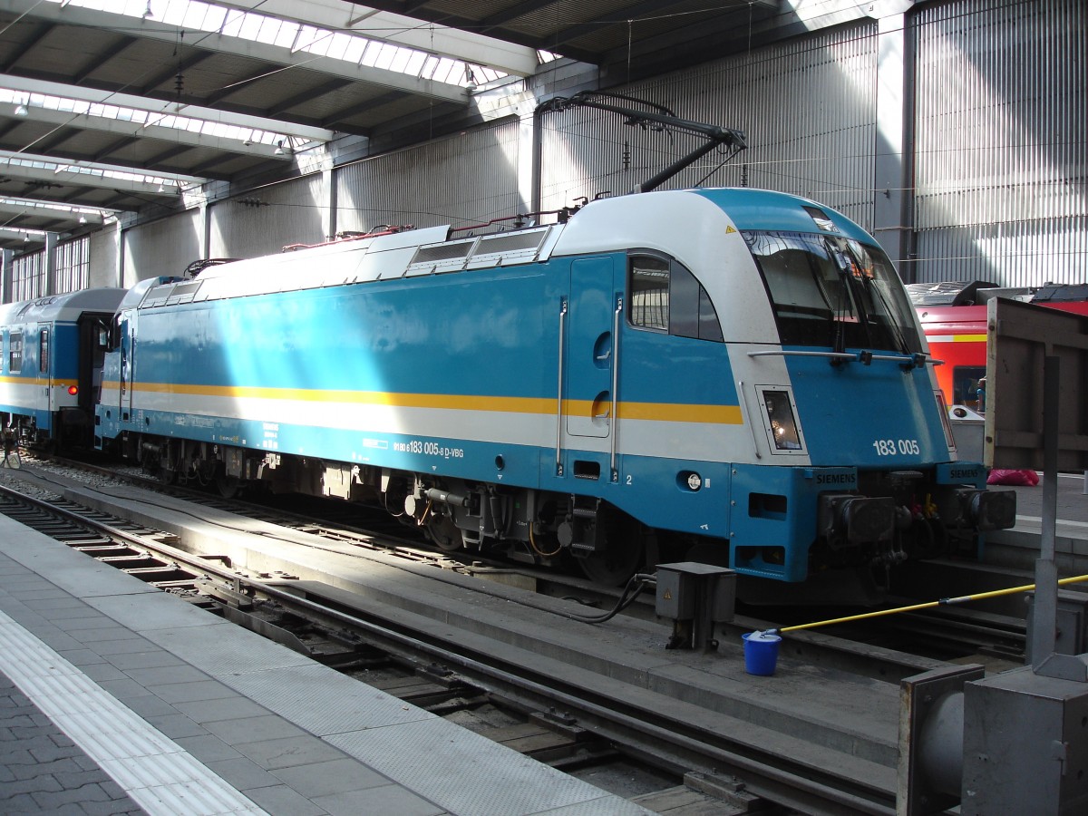 183 005 Netinera (ex ARRIVA Deutschland) in München Hbf, 08-08-2012
Bahnvideos in Youtube - http://www.youtube.com/user/cortiferroviariamato/videos
 - Auch 103 245 mit CNL Amsterdam-Innsbruck