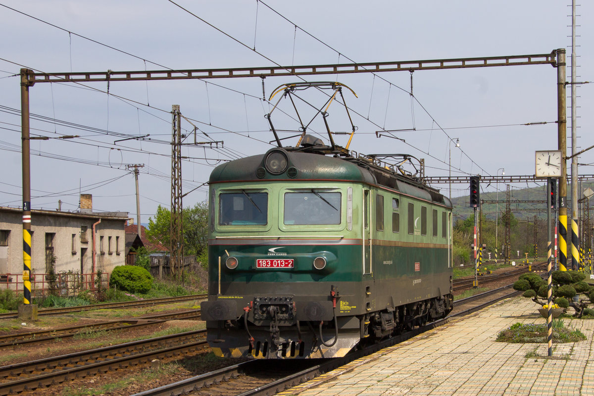 183 013-2 hat bis Ruskov einen langen Güterzug nachgeschoben und geht nun vom Zug. Aufgenommen am 23. April 2019. 