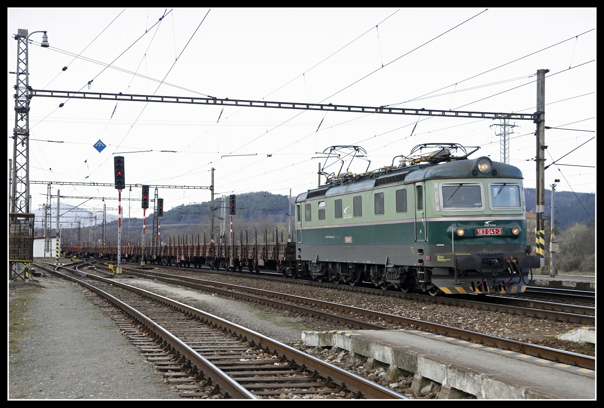 183 041 mit Güterzug in Kostolany nad Hornadom am 26.03.2019.
