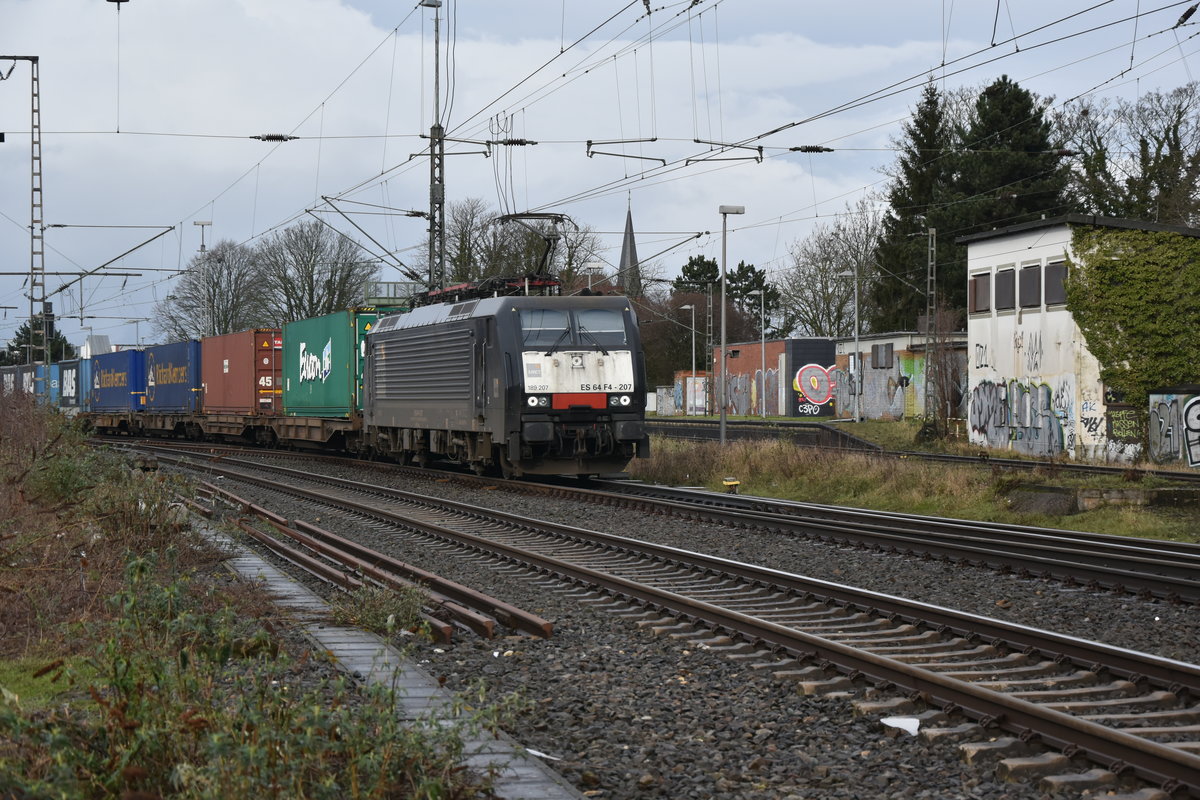 183 201 kommt aus Rotterdam mit einem Containerzug durch Rheydt Hbf gen Köln gefahren.
Sonntag den 11.2.2018