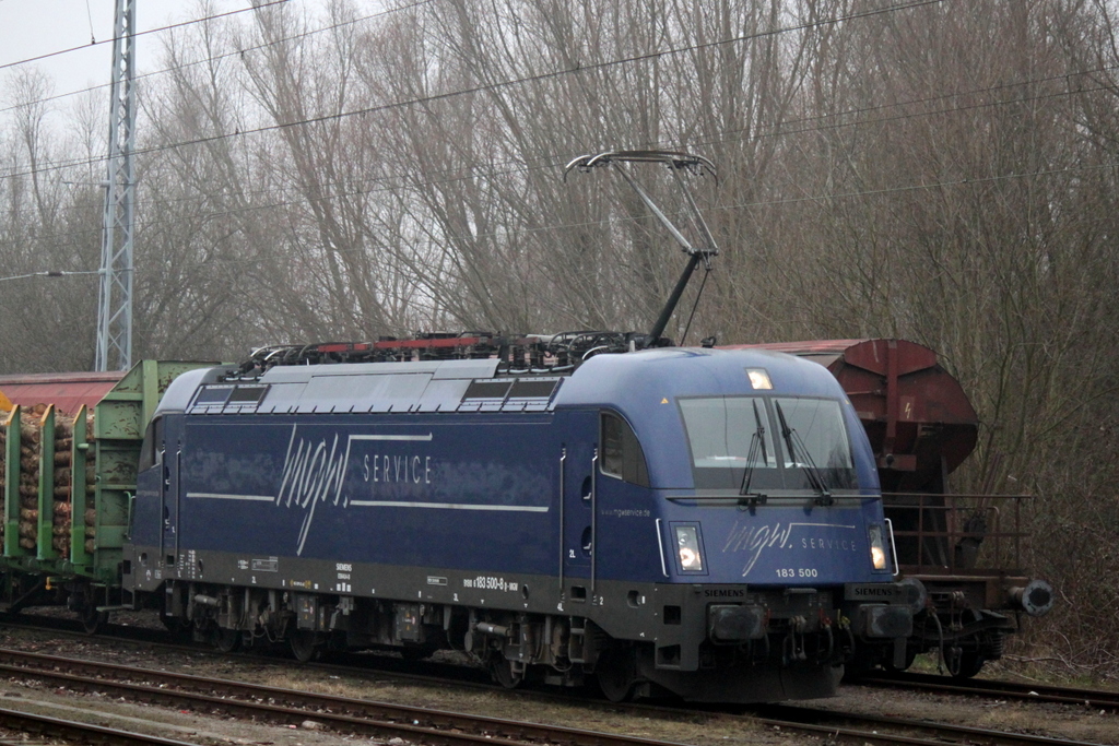 183 500-8 stand mit dem Holzzug von Rostock-Bramow nach Stendal-Niedergrne im Bahnhof Rostock-Bramow.05.03.2014