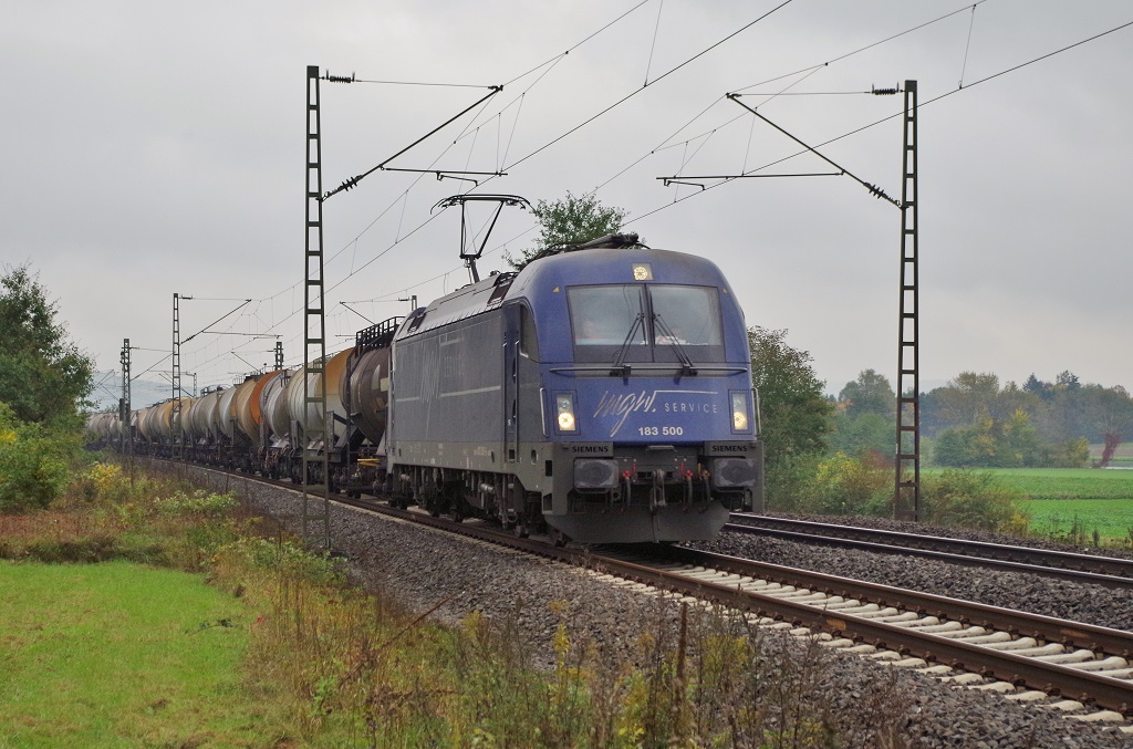 183 500 MGW mit einem Knickkesselwagenzug am 13.10.2013 bei Harrbach Richtung Gemnden am Main. 