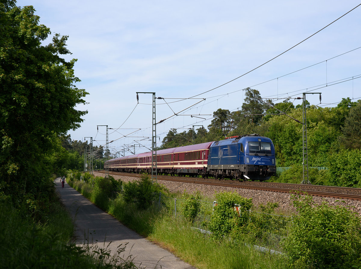 183 500 MGW Service mit dem Pilgerzug aus Lourdes auf der SFS Mannheim-Stuttgart.(Waghäusel 21.5.2016.)