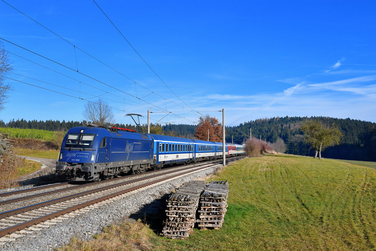 183 500 mit ALX 360 am 26.12.2017 bei Artlkofen. 