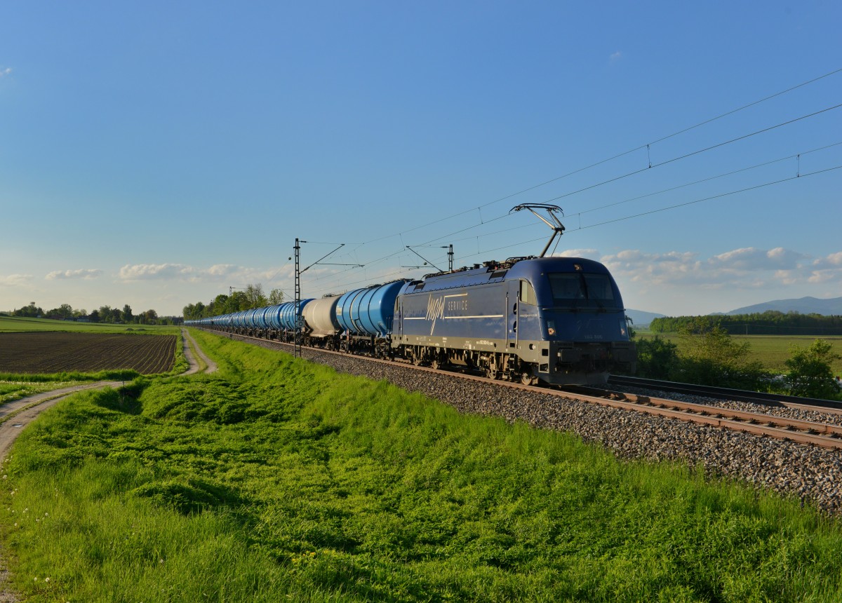 183 500 mit einem Kesselzug am 07.05.2015 bei Langenisarhofen. 